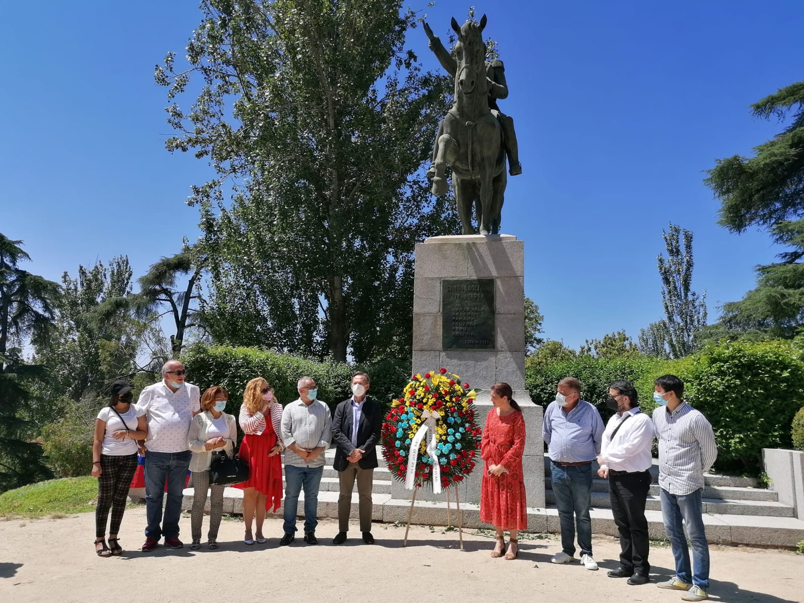 Venezolanos se concentraron en Madrid para hacer ofrenda floral a Simón Bolívar este #24Jul (FOTOS)