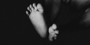 Tragedia en Carabobo: bebé de nueve meses murió electrocutado en la sala de su casa