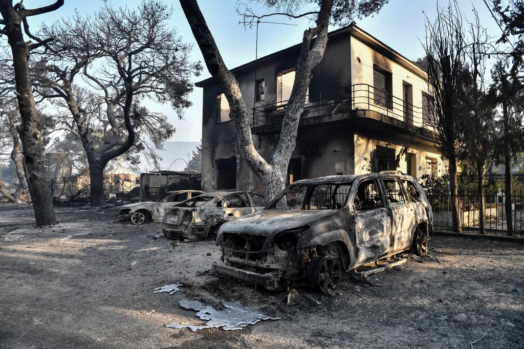 “La noche fue un infierno”: Los vecinos de  Varympompi se enfrentan al desastre del fuego en Grecia