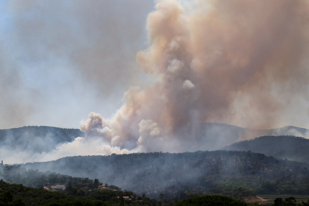 Al menos dos muertos en el incendio forestal en la Costa Azul francesa