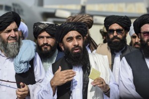Talibanes suspenden los vuelos en el aeropuerto de Kabul hasta resolver “aspectos técnicos”