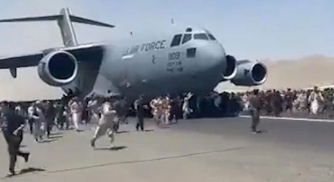 “Quería irse al extranjero”: Habló el padre de un médico que intentó huir a EEUU y cayó del avión en Kabul