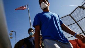 Vuelos de expulsión de migrantes centroamericanos de EEUU a México preocupan a la ONU