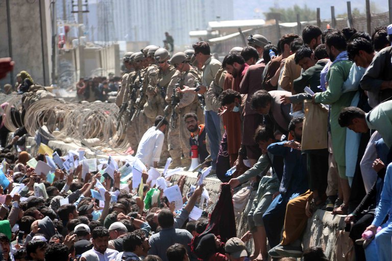 Las víctimas mortales por el atentado en Kabul sobrepasa el centenar