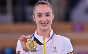 La belga Nina Derwael conquista el oro en las barras asimétricas de gimnasia