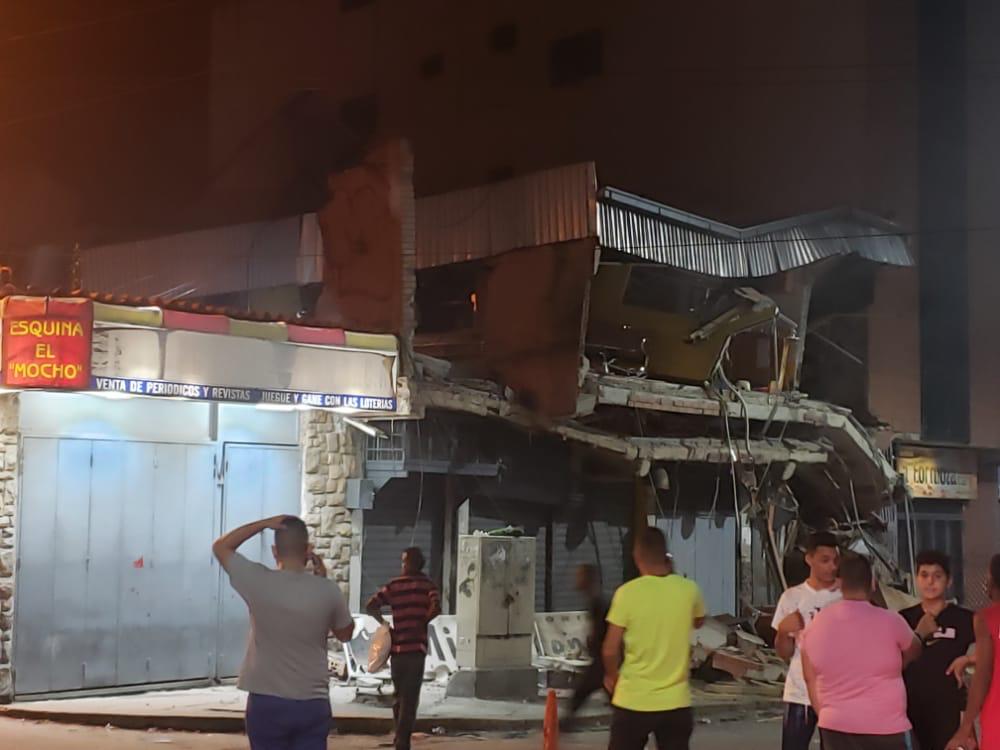 Colapsa estructura de mini centro comercial en Guatire