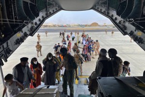 HRW exige a EEUU que llene los vuelos militares de evacuación para rescatar a los afganos