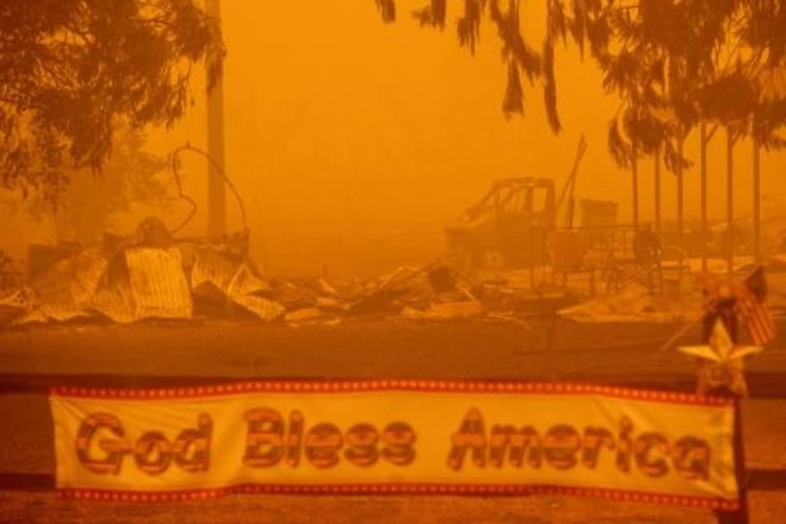 Al menos cinco desaparecidos y dos pueblos calcinados tras el gran incendio en California