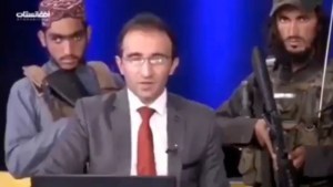 EN VIDEO: Un aterrado presentador de noticias lee los titulares mientras talibanes armados lo rodean