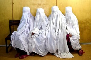 Mujeres protestaron para exigir la apertura de las escuelas en Afganistán