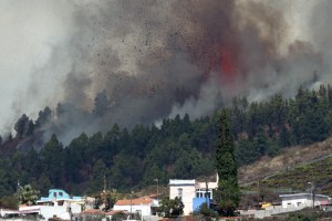 La lava de La Palma sepultará infraestructuras y creará una lluvia ácida al caer al mar (VIDEOS)