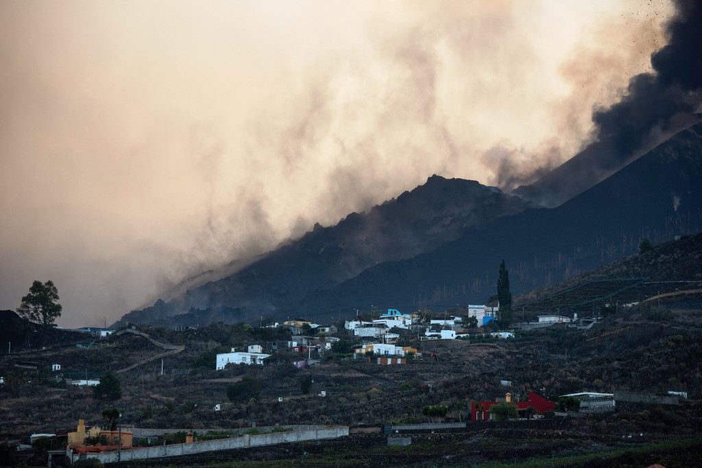 Aeropuerto de La Palma inoperativo por acumulación de cenizas del volcán