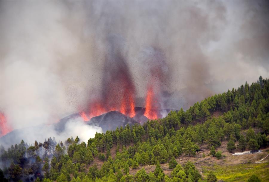 Al menos dos mil evacuados por la erupción de un volcán en la isla española de La Palma