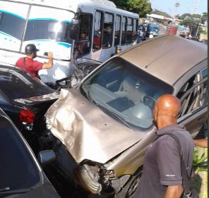 Un autobús perdió los frenos en la autopista Caracas – La Guaira este #15Sep (Imágenes)