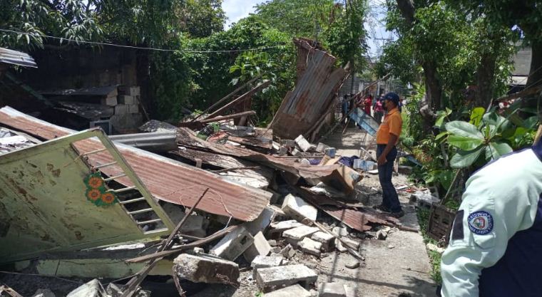 Derrumbe de una vivienda en Ocumare del Tuy dejó un fallecido y un herido (Fotos)