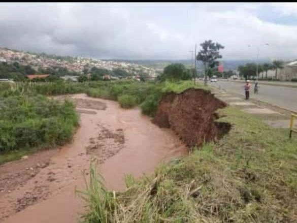 Denuncian peligro de la autopista Antonio José de Sucre tras crecida del río Torbes en Táchira este #1Sep (Fotos)