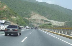 ¡PELIGRO! Autopista Caracas – La Guaira, sin un poste encendido, la propia “boca de lobo” (Video)