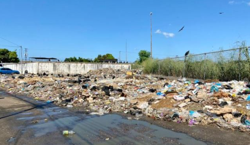 Montañas de basura y aguas negras rodean al mercado de Chirica en Bolívar