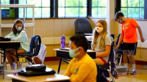 Tribunal de apelaciones mantendrá prohibición del uso de mascarillas en las escuelas de Florida