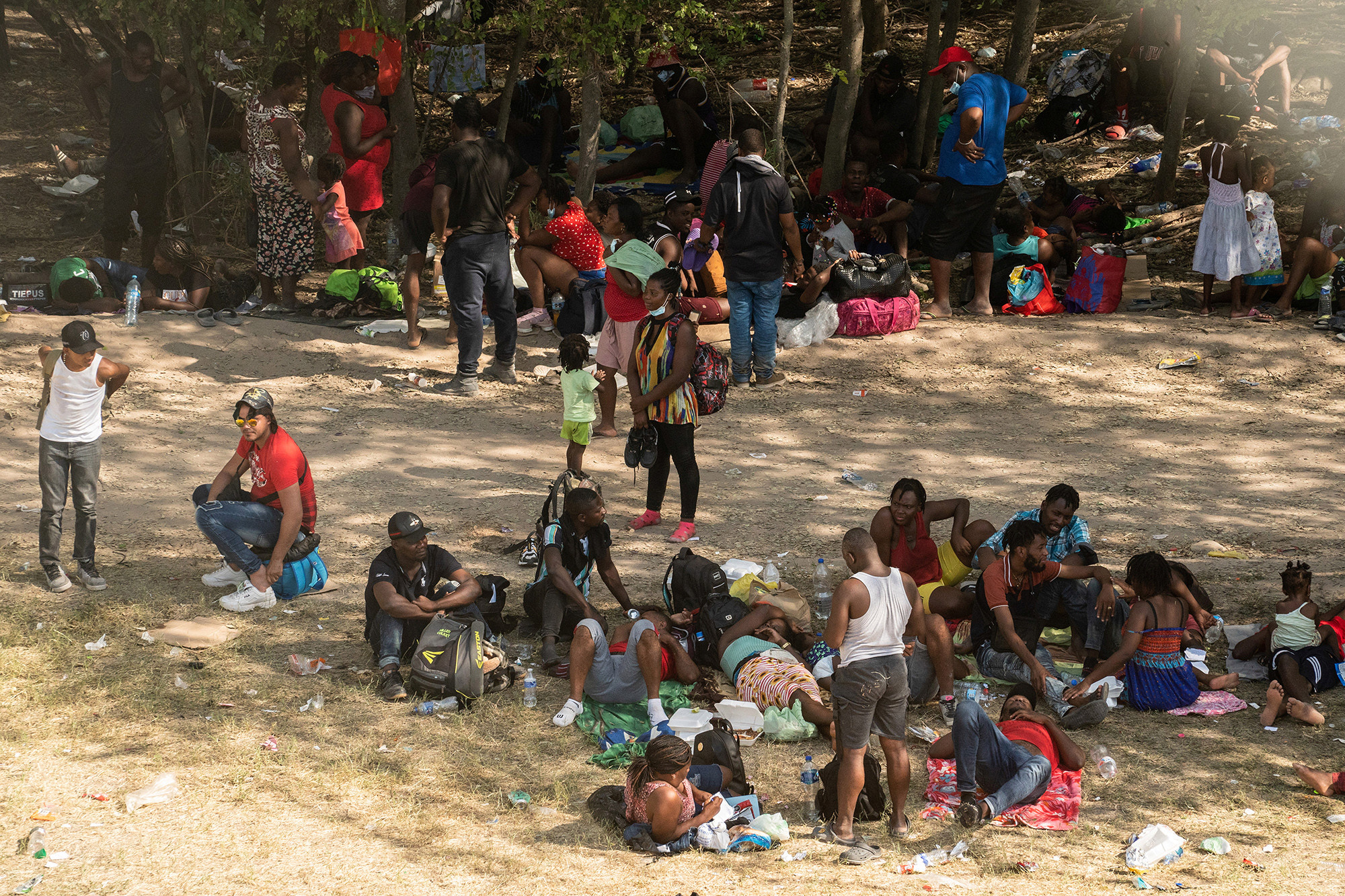 ¡Fuera de control! Multitud de migrantes que espera debajo del puente fronterizo de Texas se duplicó (FOTOS)
