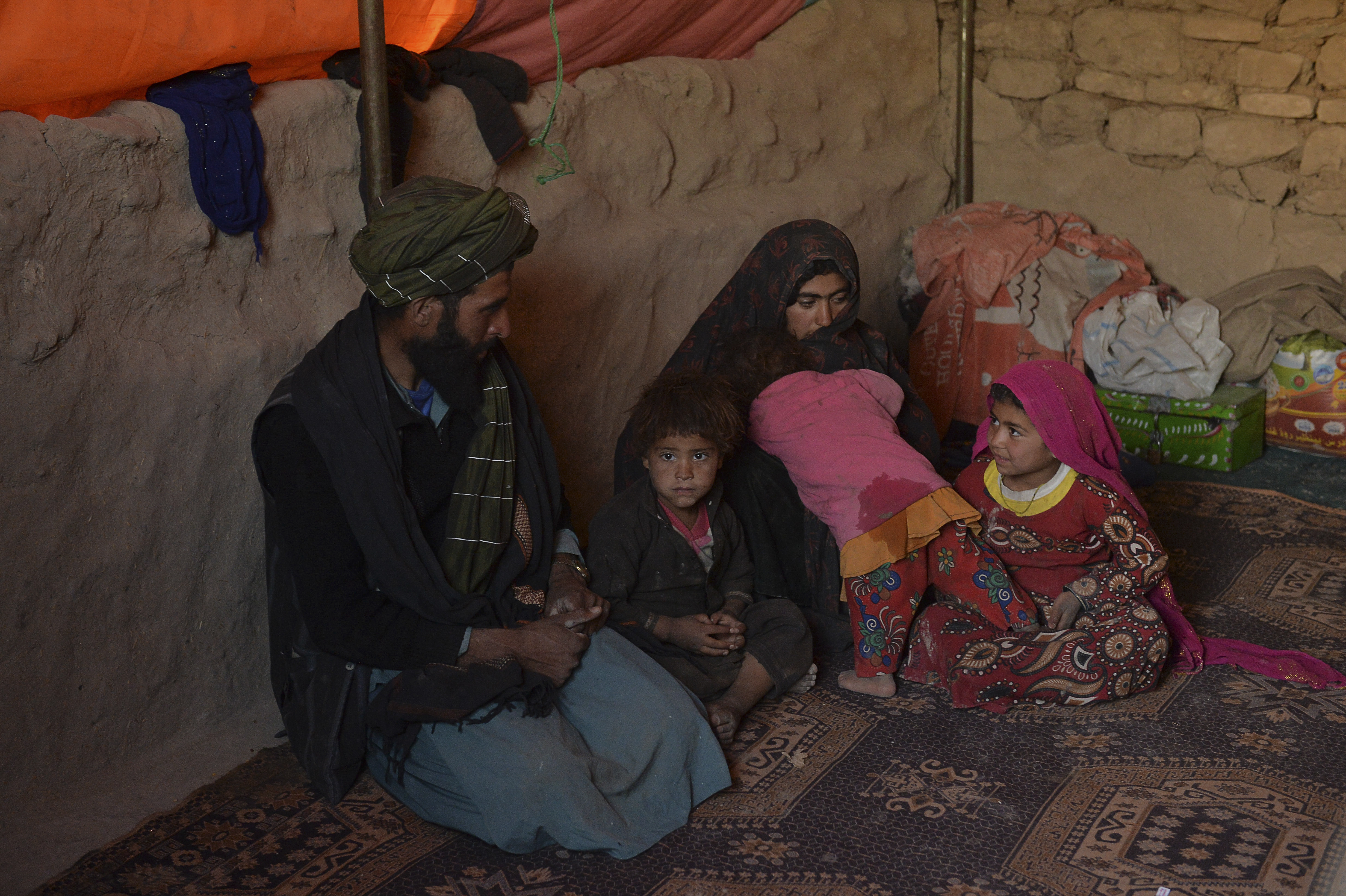Familias del oeste de Afganistán venden a sus hijas para no morir de hambre