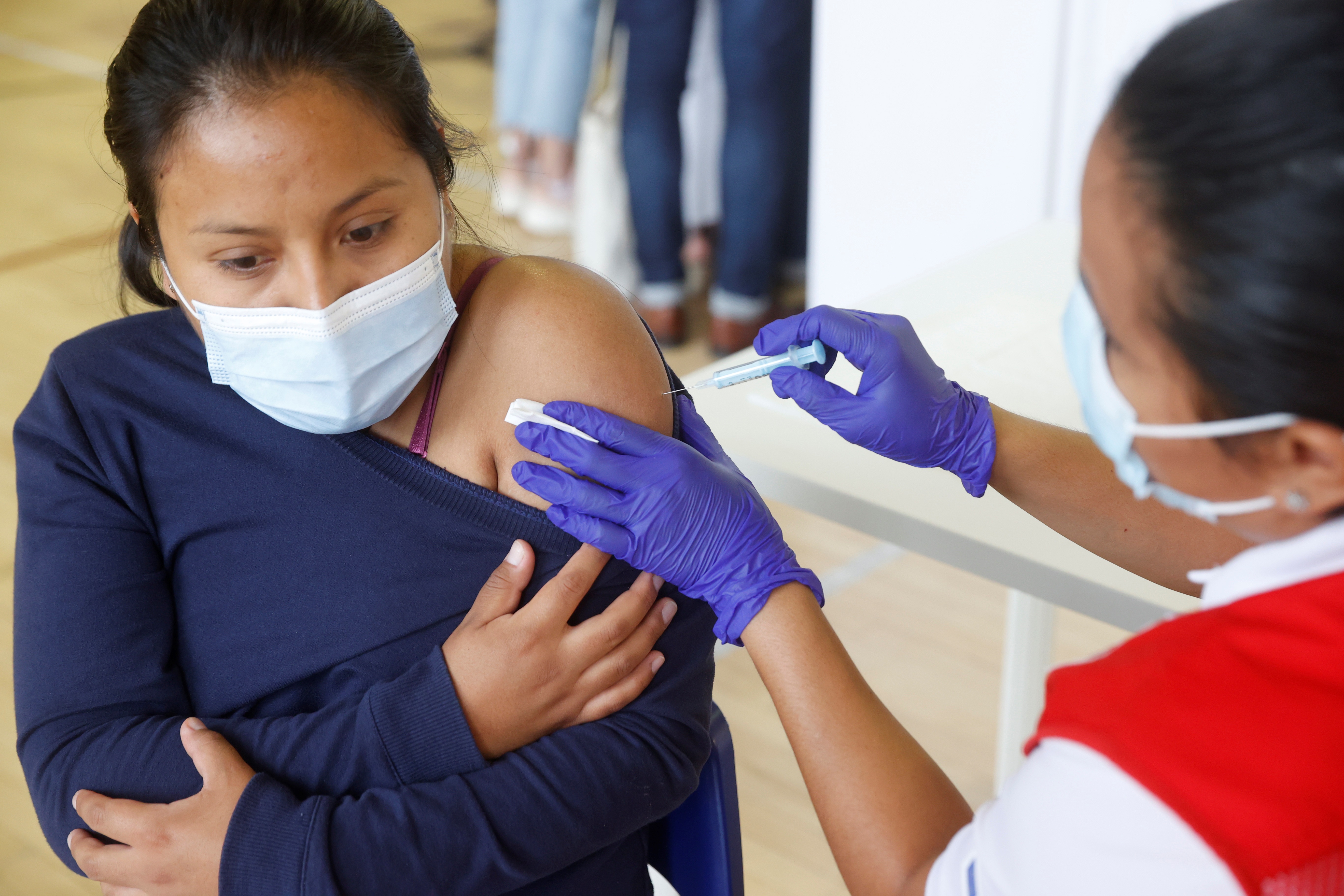 Vacunar al 40 % de la población mundial pondría fin a fase aguda de la pandemia