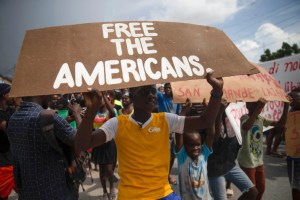 Jefe de pandilla de Haití que secuestró a 17 misioneros estadounidenses amenazó con matarlos