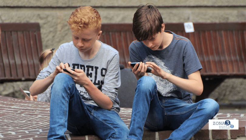 El exceso de tiempo frente a la pantalla del celular se relaciona con un inicio más temprano de la pubertad