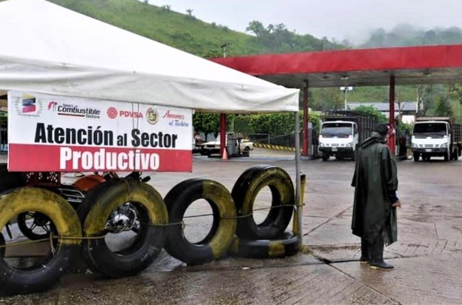 El millonario negocio del combustible en Venezuela financia a los colectivos