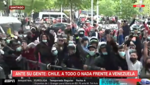 ¡Vamos! Cientos de venezolanos llegaron al hotel de concentración para apoyar a la Vinotinto (VIDEO)