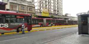 ¡Qué descaro! Unidades del Bus Caracas aparecieron…. pero para celebrar un aniversario de nunca estar en servicio (Fotos y Video)