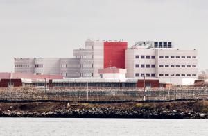 Nueva York trasladará mujeres y transexuales de la peligrosa cárcel de Rikers