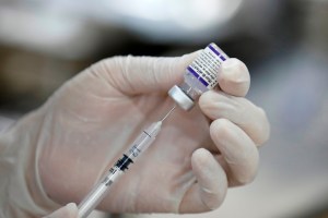 China aprueba su primera vacuna antiCovid de ARN mensajero