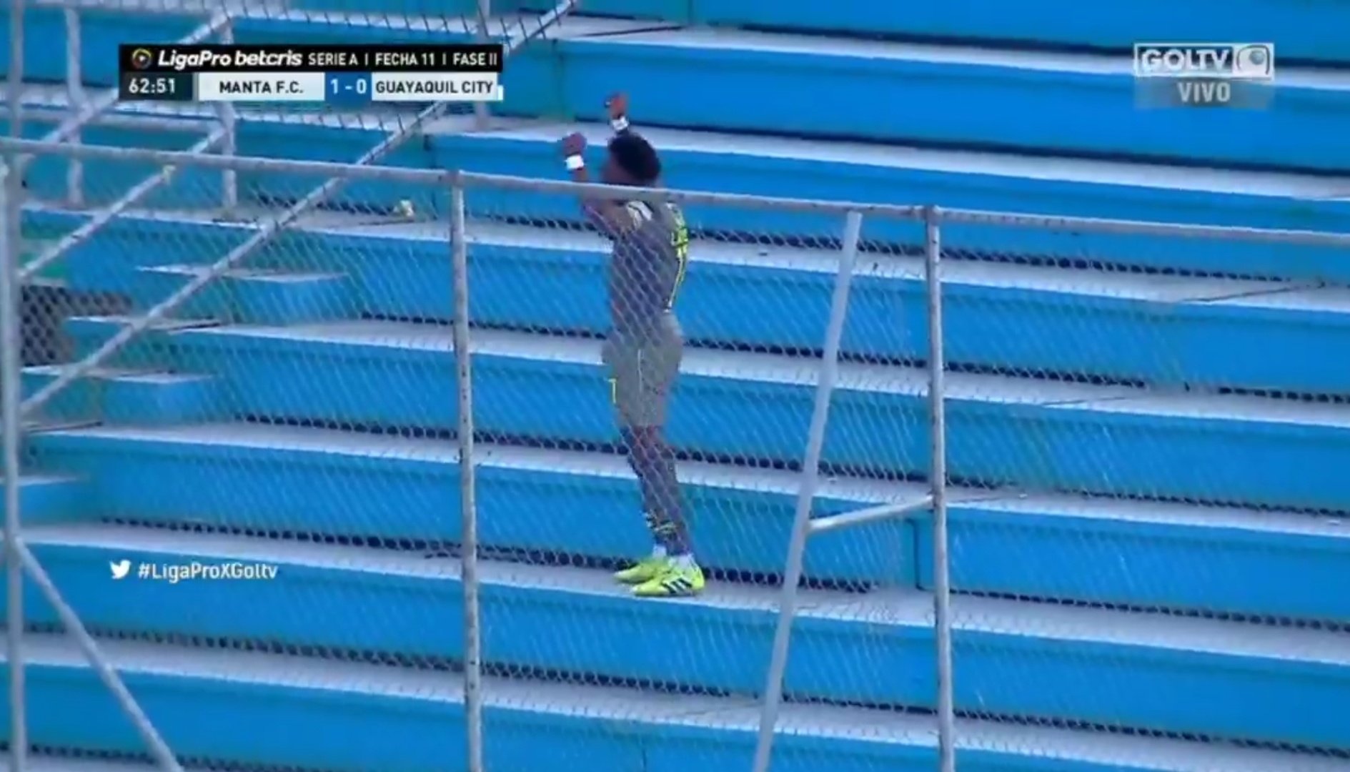 Marcó un gol y subió a la tribuna para aplaudirse a sí mismo: El inusual festejo en Ecuador que se viralizó (VIDEO)