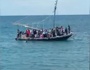 Detienen a varios haitianos tras desembarcar en una playa de Florida