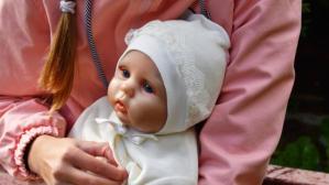 La extraña fijación de cuidar bebés hiperrealistas comprados por internet (FOTOS)