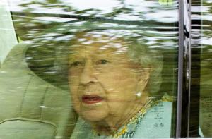 La reina Isabel II se traslada a Sandringham tras cancelar el viaje por el Covid-19