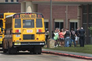 Accidente en Texas: Tres personas mueren tras inusual choque entre autobús escolar y un camión