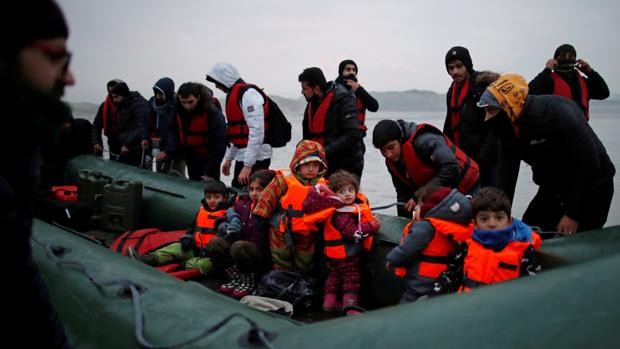 Más de 15 mil inmigrantes llegan en bote por el canal de la Mancha en 2022