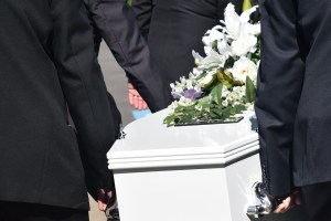 ¡Tremendo lío! Demandan a funeraria en EEUU por enterrar a la mujer equivocada