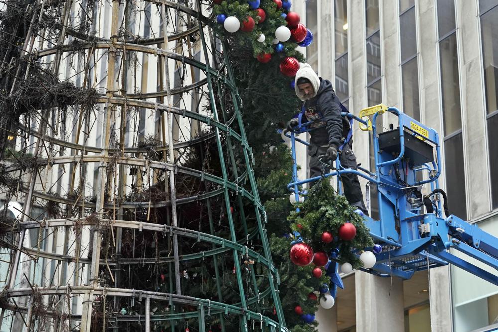 Hombre fue acusado de incendiar un árbol de Navidad gigante en Nueva York (Fotos y Videos )
