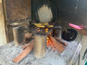 En Ocumare de la Costa volvieron a tiempos ancestrales: la leña salva “la patria” ante la escasez de gas