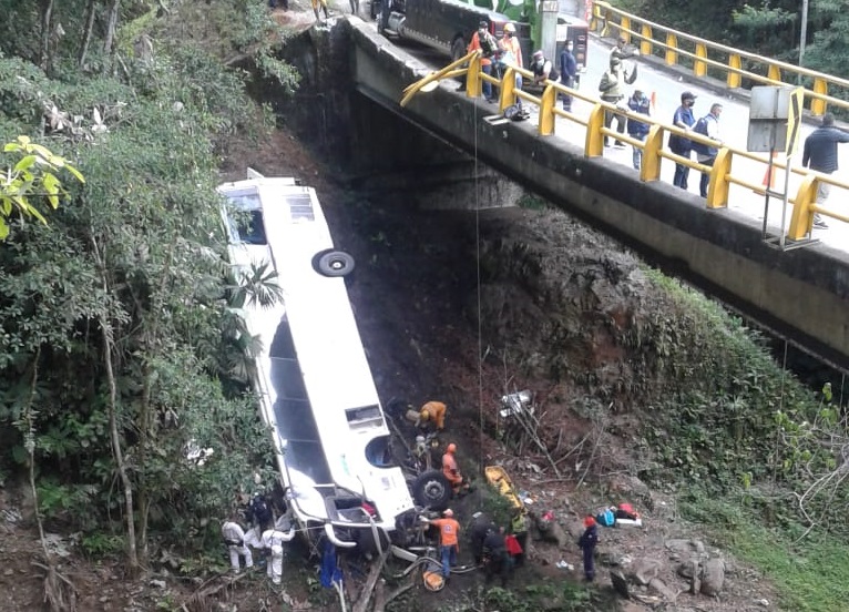 Al menos siete personas murieron en accidente de autobús en Colombia