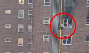 Dos adolescentes escapan por la ventana de un cuarto piso mientras apartamento arde en llamas (VIDEO)