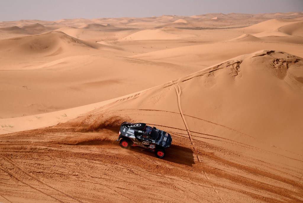 Carlos Sainz ganó tercera etapa de un Dakar que reforzó la seguridad de los pitolos