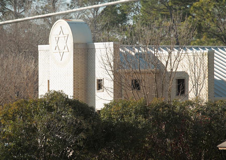 Rehenes de la sinagoga en Texas lograron escapar tras arrojar una silla al secuestrador