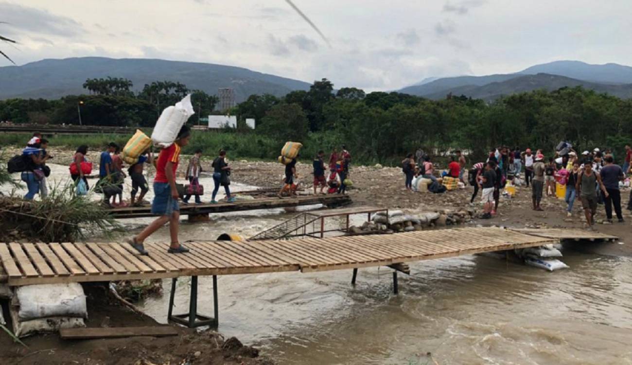 Venezolanos arriesgan su vida por subsistir pasando por la frontera en Cúcuta