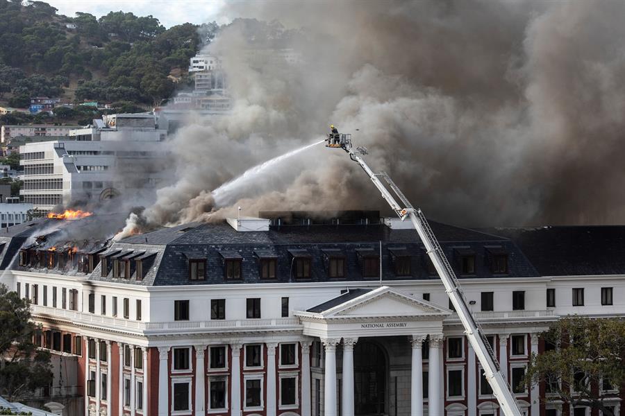 El incendio en el Parlamento de Sudáfrica ha sido “contenido”, confirmaron las autoridades