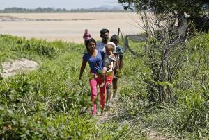“Iban a reclutar a los niños”: hablan desplazados por la guerra entre guerrillas en Colombia