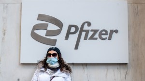 Juez de Texas ordenó a la FDA revelar los documentos relacionados con la vacuna de Pfizer